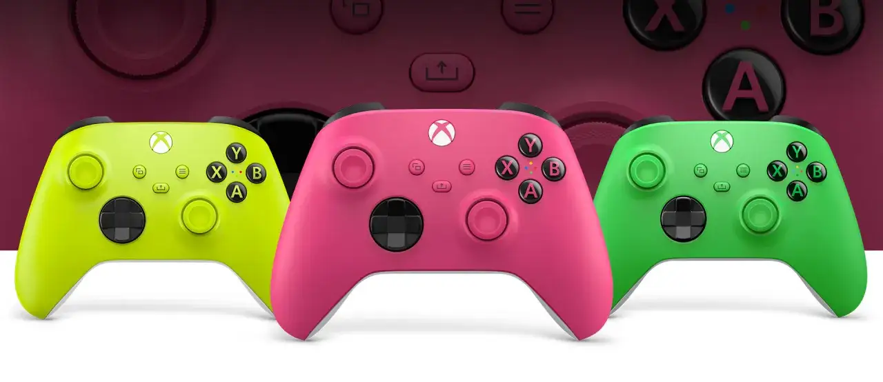 Trzy kolorowe kontrolery Xbox: limonkowy, różowy i zielony. Idealne do wspólnej gry dla par Xbox.