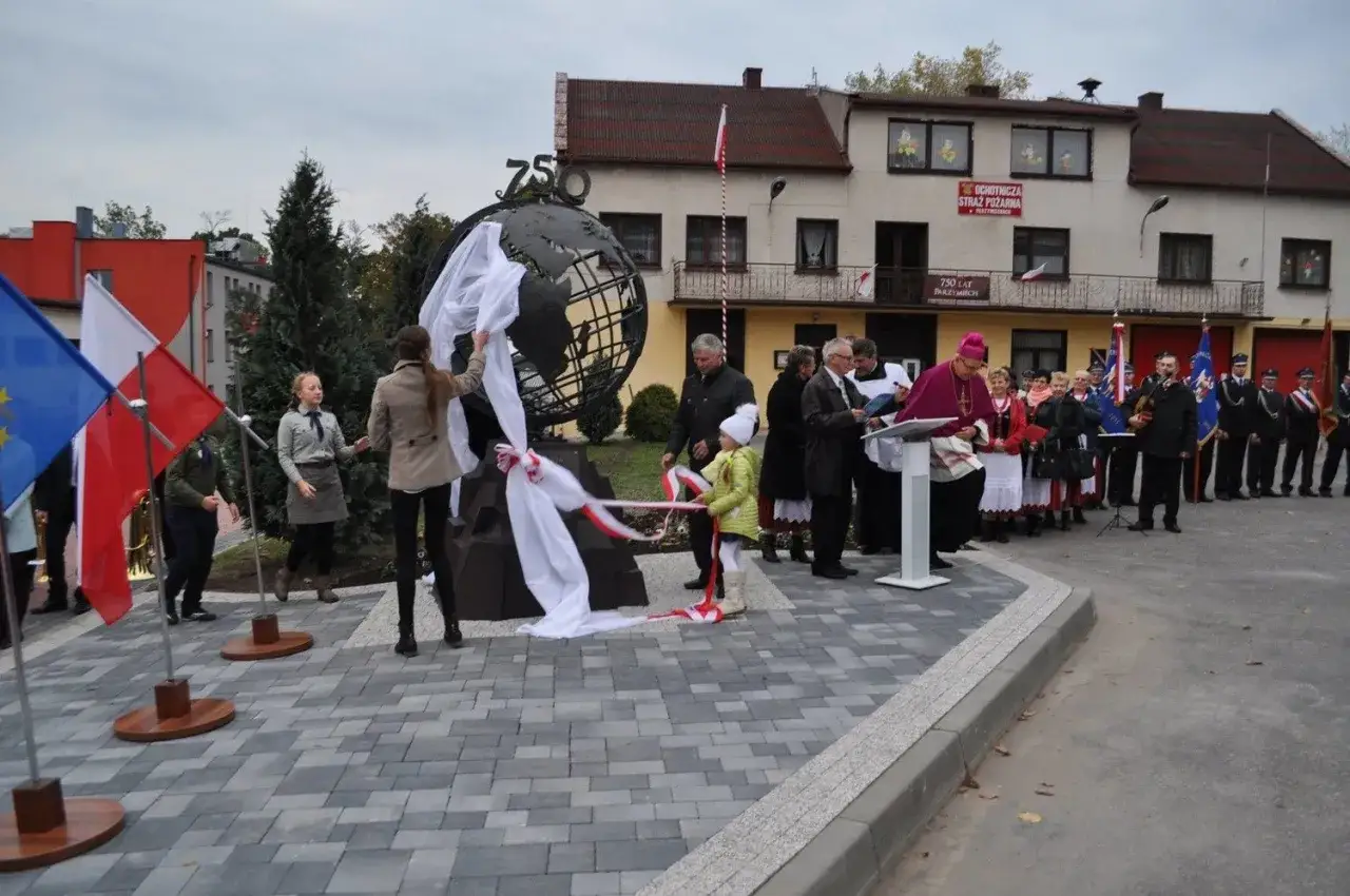 Uroczystość w Parzymiechach: odsłonięcie pomnika globu z okazji 750-lecia. Dzieci pomagają w symbolicznym rozwijaniu wstęg.