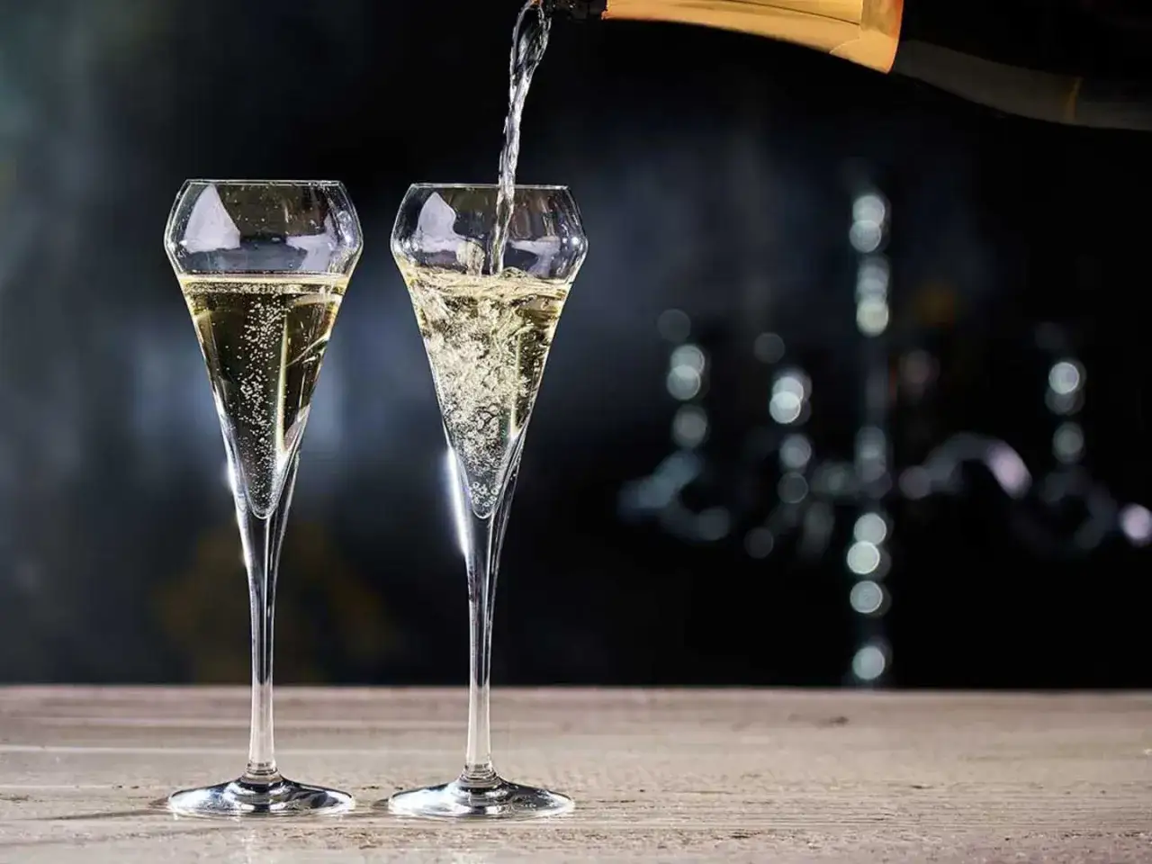 Två glas fyllda med bubblande Pierre Olivier Blanc de Blancs Prestige Brut. En flaska hälls upp i det högra glaset.