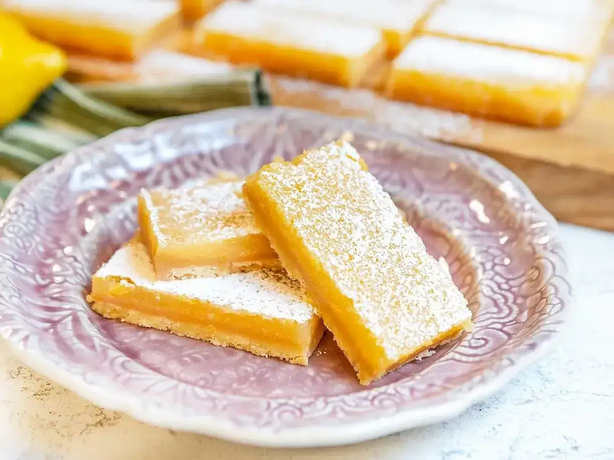 Citronkakor pudrade med florsocker, perfekta att baka med citron.