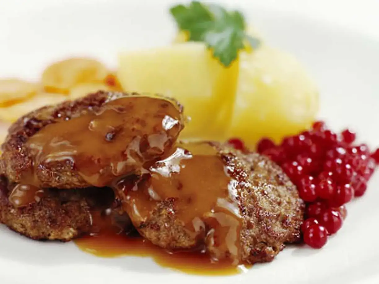 Stekta biffar med kr&auml;mig bruns&aring;s, potatis och lingon. Ett klassiskt svenskt bruns&aring;s recept som passar perfekt till middagen.