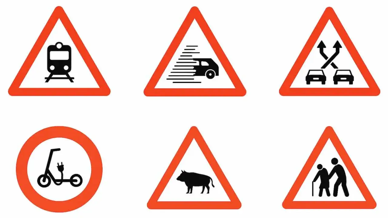 Segnali stradali di pericolo: passaggio a livello, limite di velocit&agrave;, incrocio, monopattino elettrico, animali selvatici, attraversamento pedonale anziani. Utili per il regolamento codice della strada.