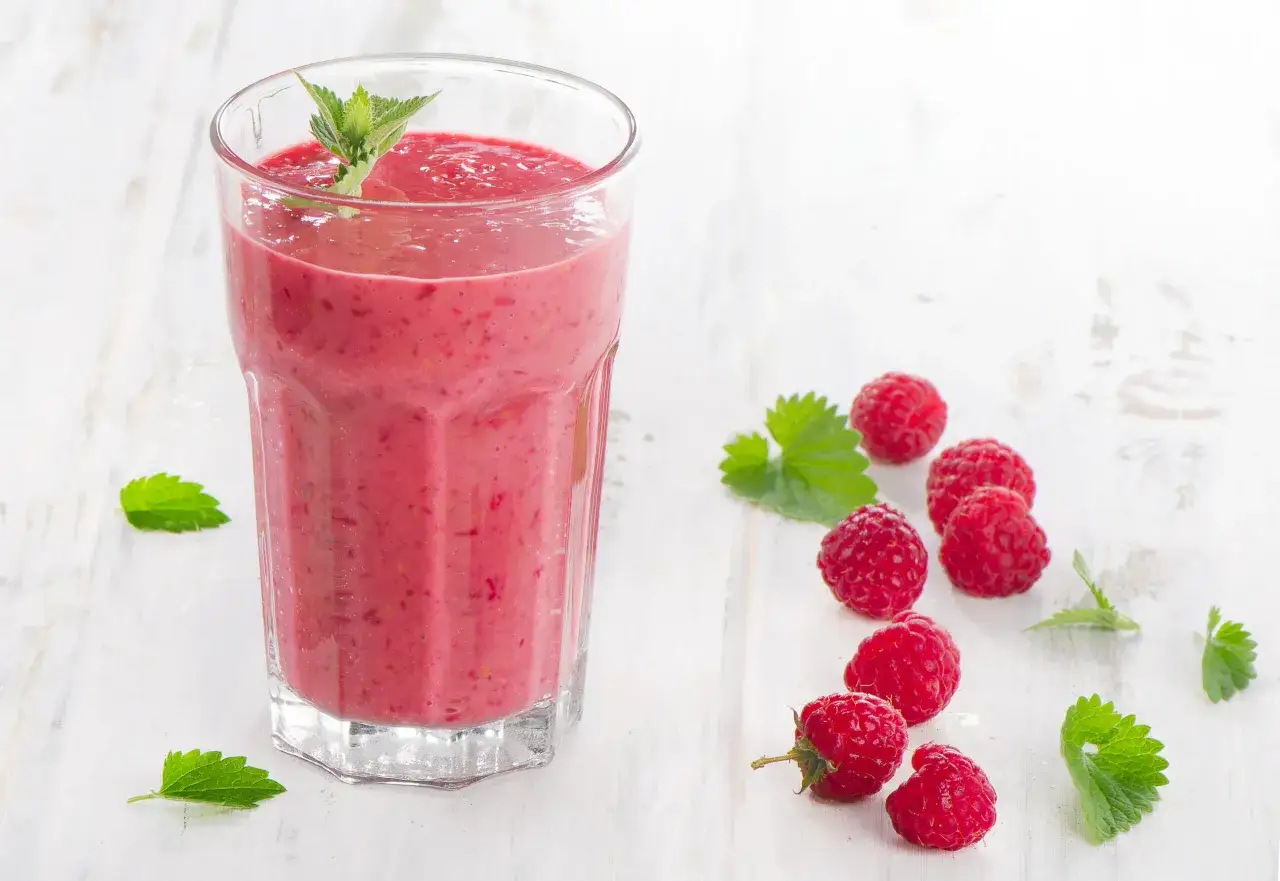 Świeże maliny i składniki do sorbetu