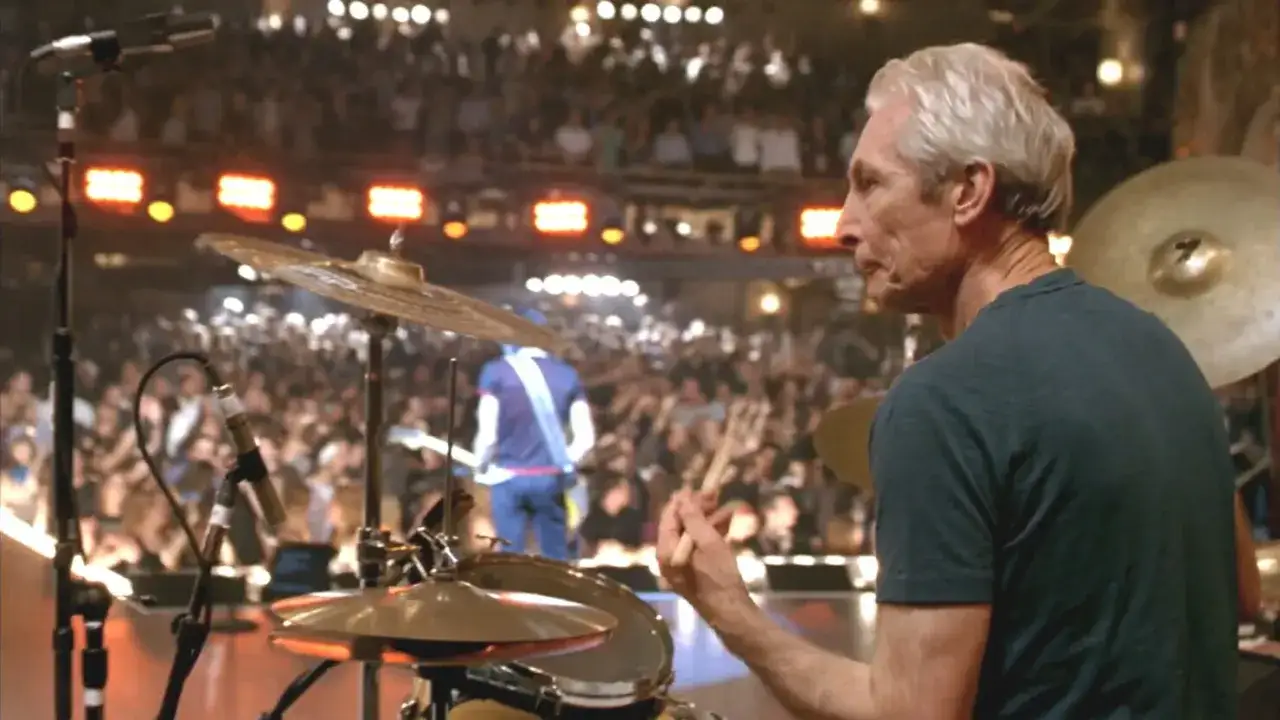 Charlie Watts, perkusista Rolling Stones, w akcji na scenie przed rozentuzjazmowaną publicznością.