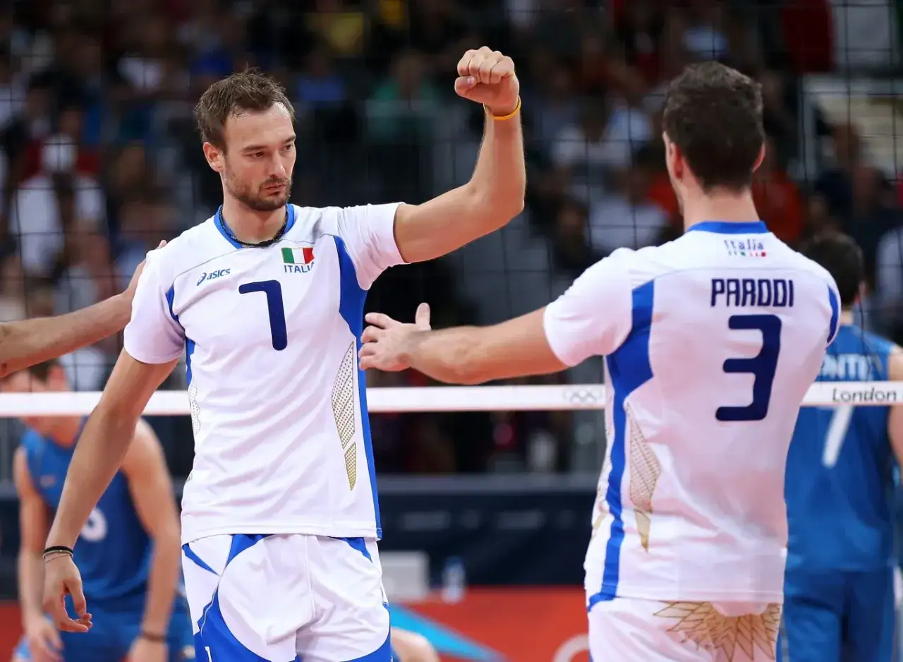 Michał Łasko, siatkarz reprezentacji Włoch, świętuje punkt.