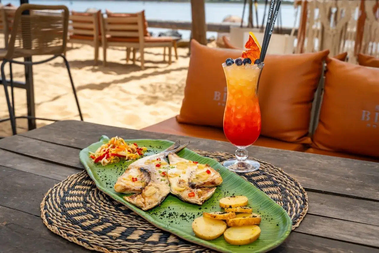 Pescado a la parrilla con patatas y ensalada, acompa&ntilde;ado de un c&oacute;ctel tropical. Un fest&iacute;n perfecto para disfrutar en la playa, como si estuvieras en la chumbera las negras.