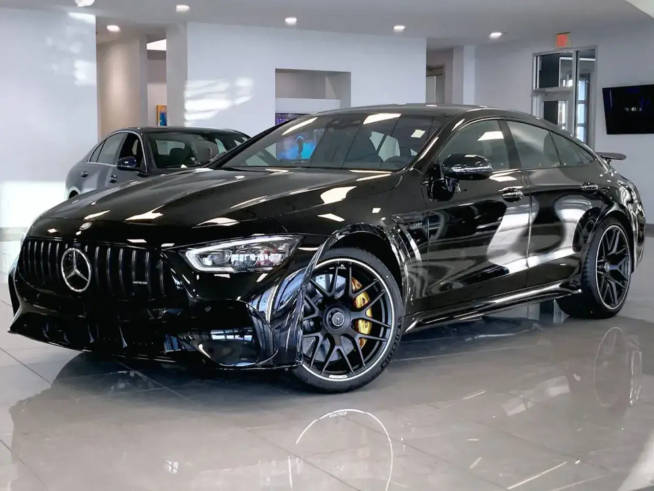 Błyszczący czarny Mercedes-AMG GT 63 S w salonie. Sprawdź jego atrakcyjną mercedes amg gt63s cena.