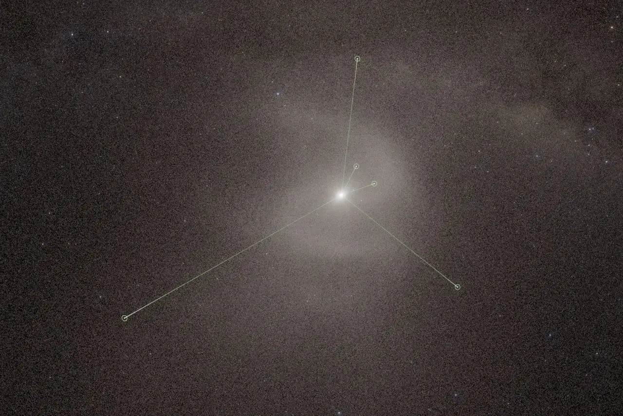 Jasna mgławica z zaznaczonymi liniami i okręgami, wskazującymi kierunek ruchu gwiazdy Gliese 710.