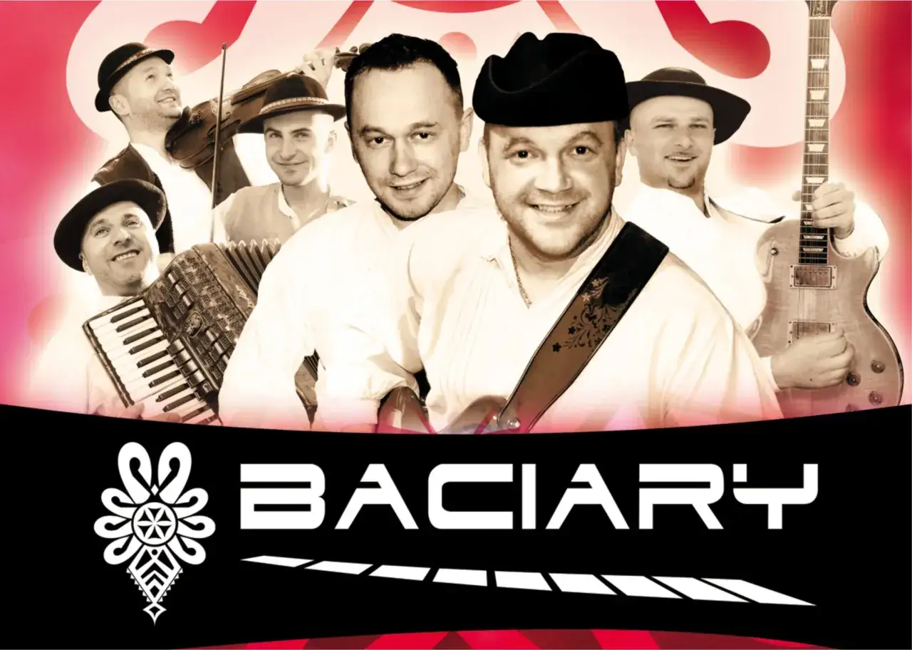 Baciary członkowie zespołu, grający na akordeonie, skrzypcach i gitarze, w tradycyjnych strojach i kapeluszach.