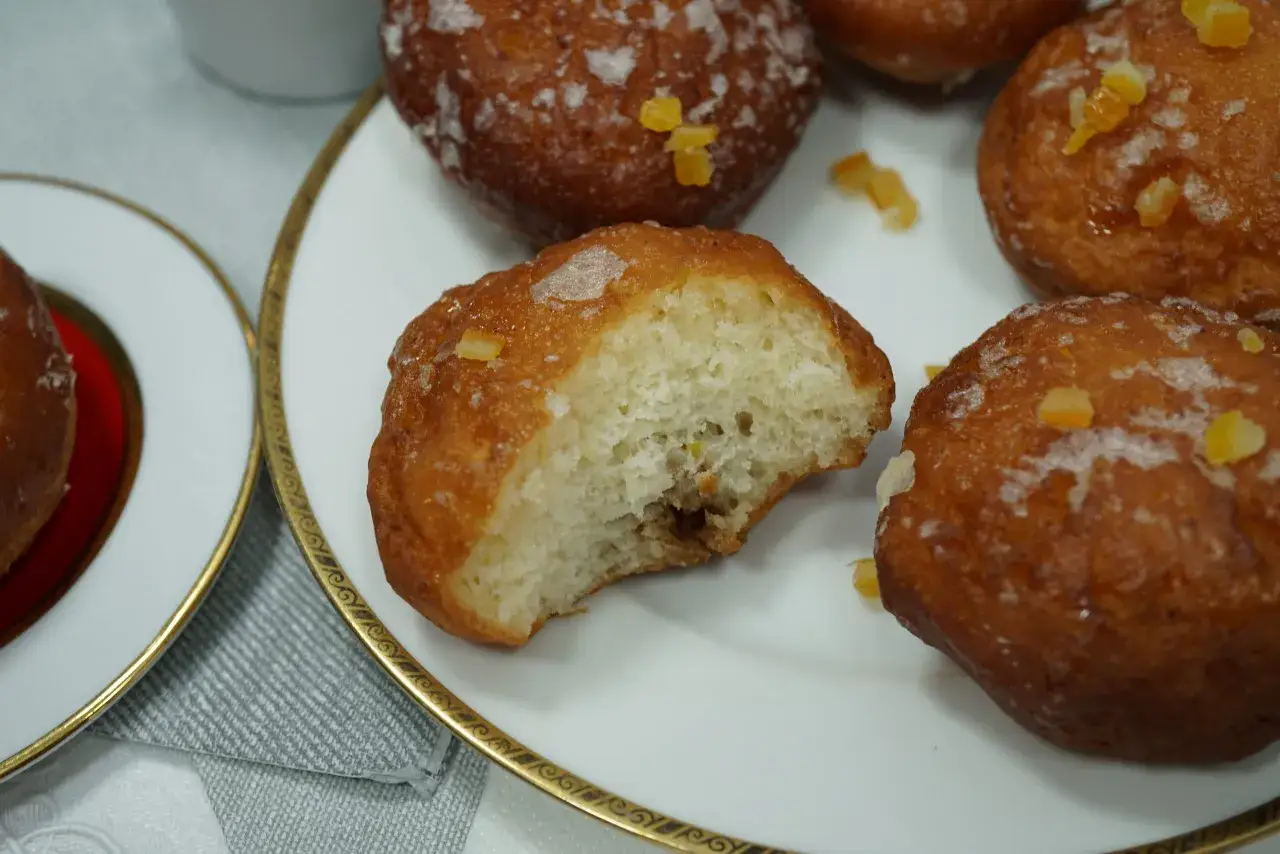 Pyszne pączki bezglutenowe przepis. Złociste, pulchne, z kandyzowaną skórką pomarańczową. Idealne na tłusty czwartek!