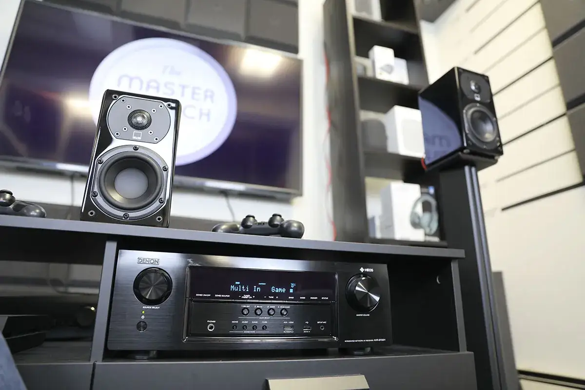 System audio z głośnikami i amplitunerem Denon, gotowy na wrażenia **Dolby** Surround.