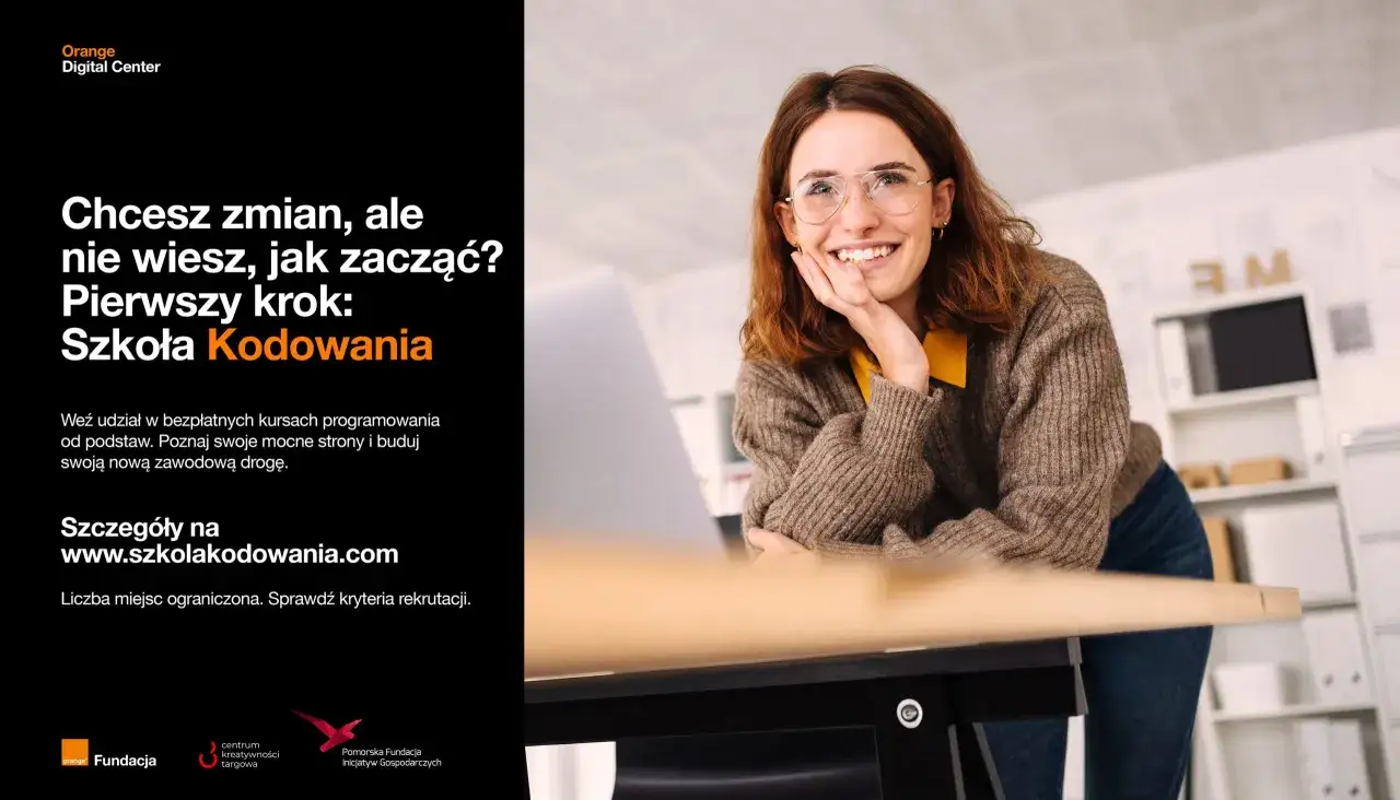 Uśmiechnięta młoda kobieta w okularach, symbolizująca programowanie dla kobiet. Dołącz do Szkoły Kodowania i zacznij nową ścieżkę kariery.