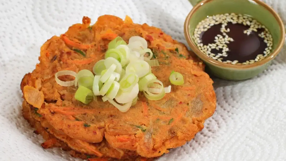 Pierogi z kimchi, placki ziemniaczane z kimchi, sałatka ziemniaczana z kimchi