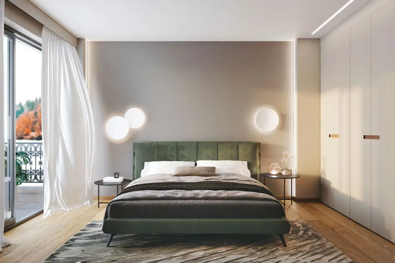 Camera da letto con letto verde, tende bianche svolazzanti e luci soffuse. Un'oasi di tranquillit&agrave; per camere aesthetic.