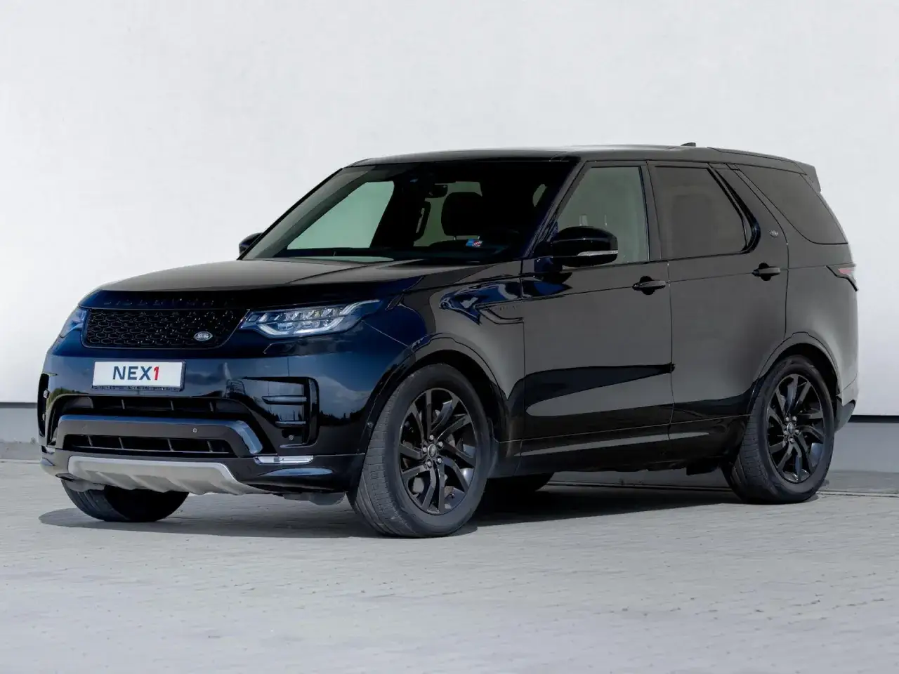 Czarny Land Rover Discovery 5, gotowy na każdą podróż. Nowe odkrycie czeka!