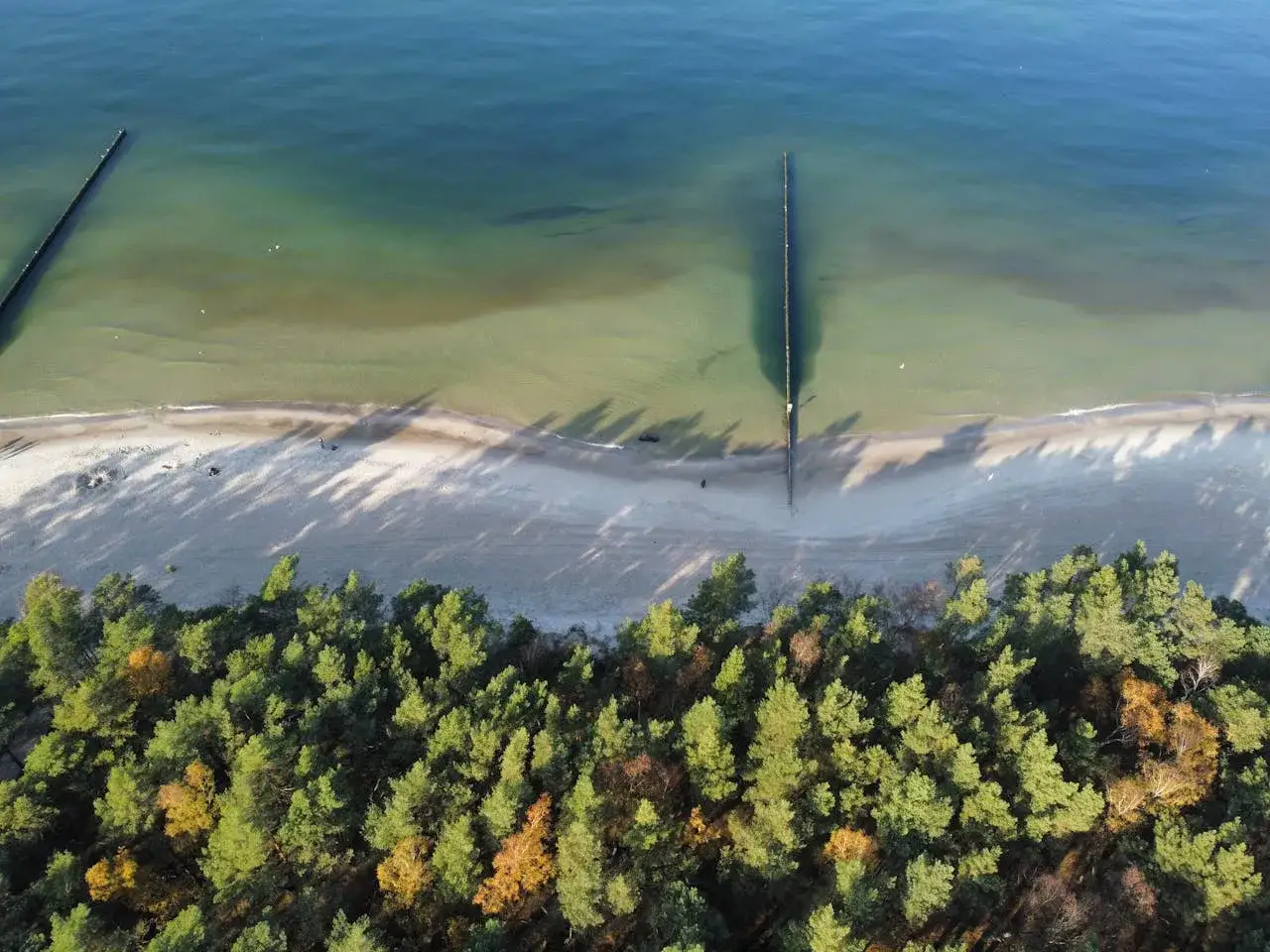 Malownicze miejscowości nadmorskie zachodniopomorskie. Piękna plaża, las i spokojne morze.