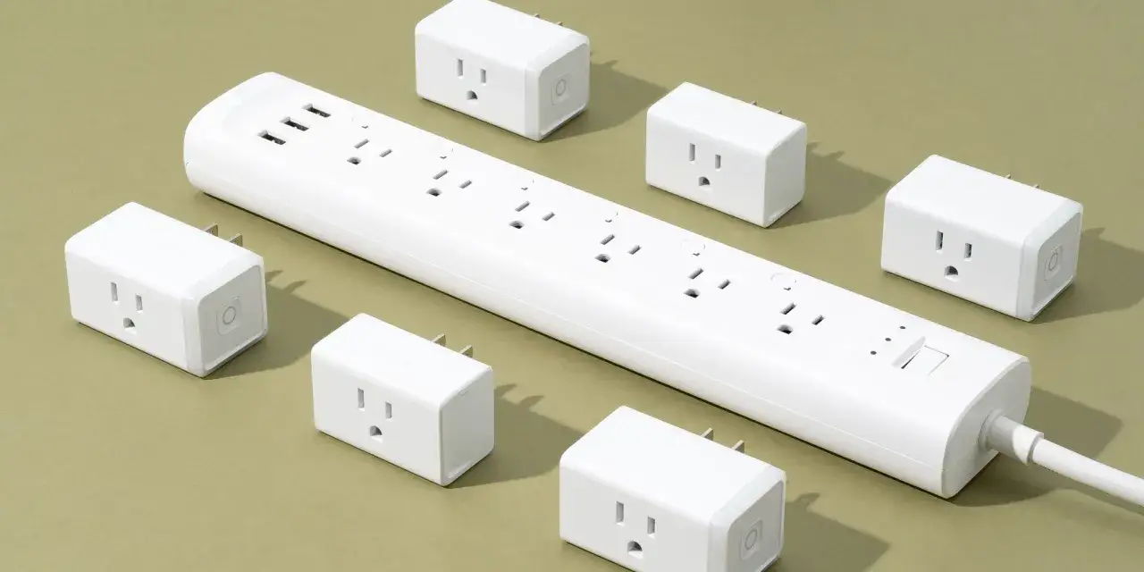 Une multiprise et plusieurs adaptateurs blancs, prêts à être connectés à votre système domotique Jeedom pour une gestion intelligente de l'énergie.