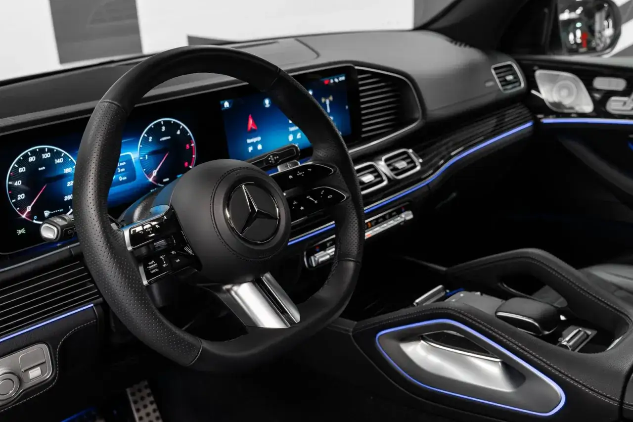 Mercedes GLE 300 d wnętrze kokpit MBUX