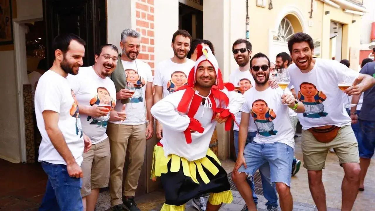 Amigos celebran despedida de soltero con disfraces y cerveza. &iexcl;As&iacute; se hace en la despedida de soltero!