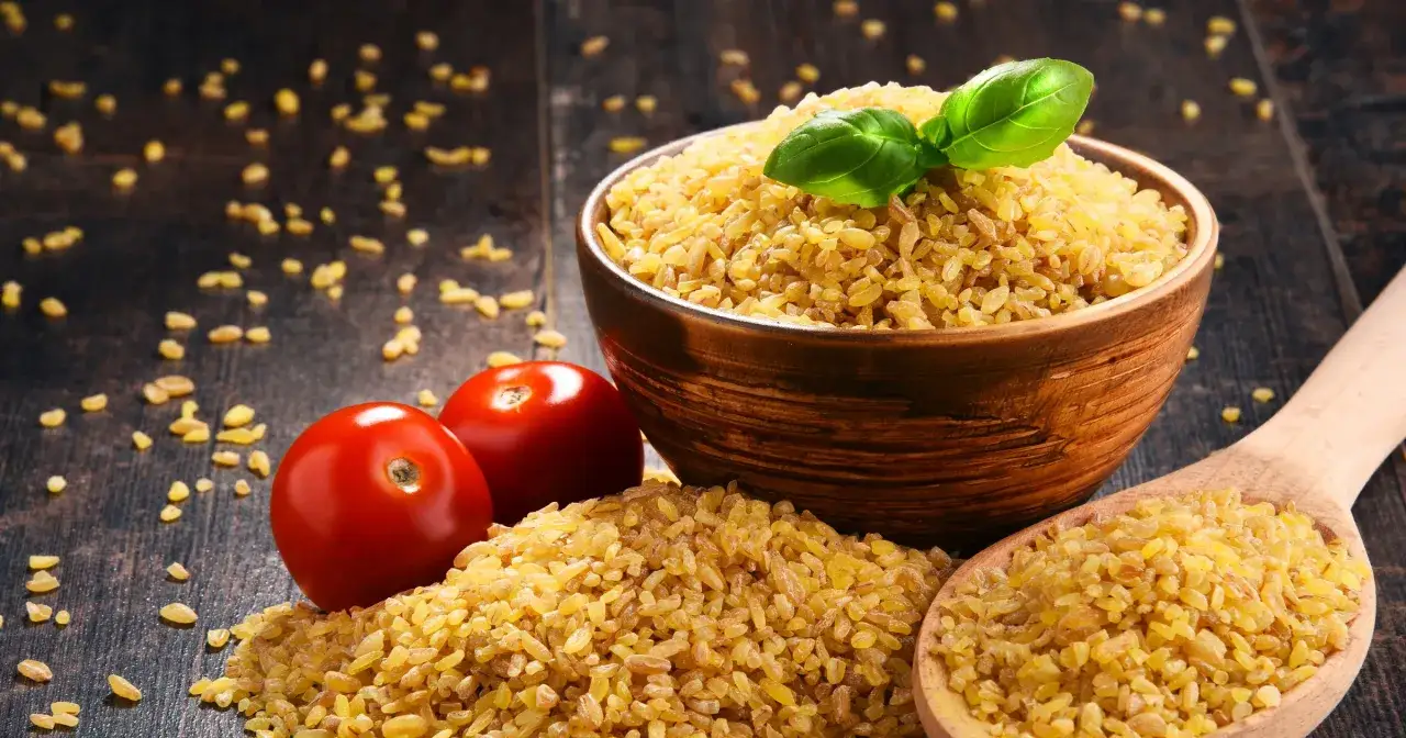 Kasza bulgur z pomidorami i bazylią. Niska zawartość cukru, korzystny indeks glikemiczny.