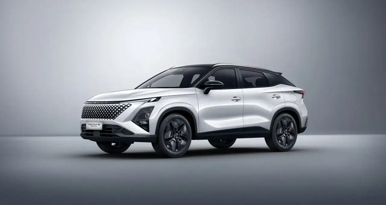 Biały OMODA 5 Hybrid z czarnym dachem, prezentujący swoje nowoczesne linie. Poznaj jego imponujące omoda 5 wymiary.