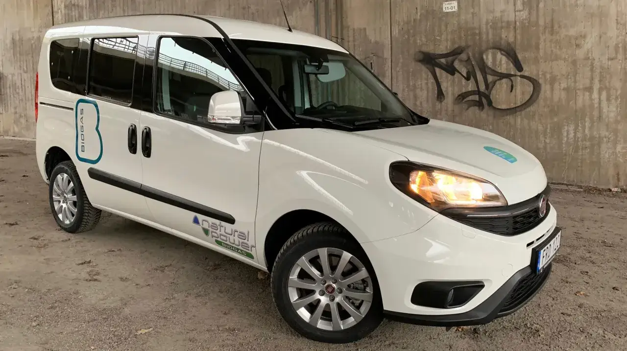 Vit Fiat Doblo med texten 
