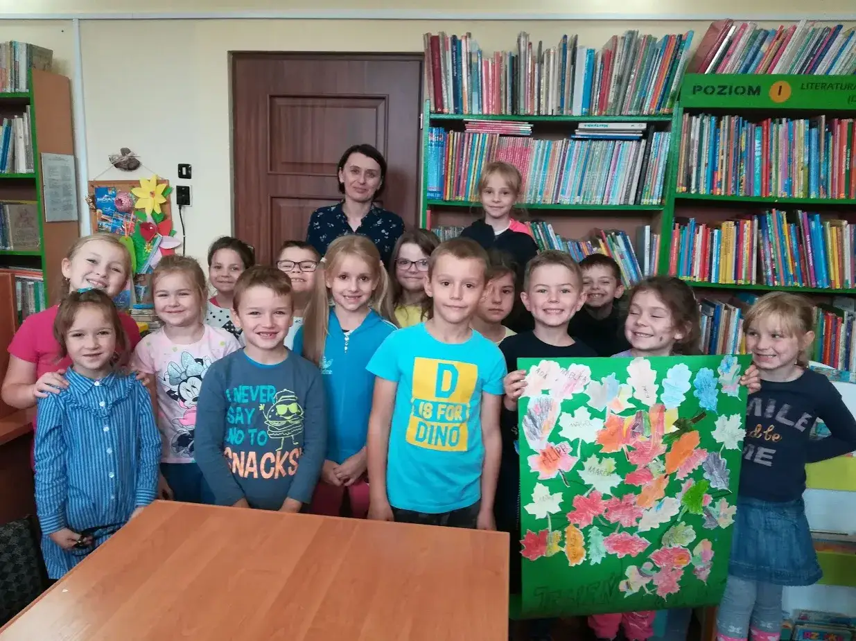 Dzieci z uśmiechem prezentują prace plastyczne po lekcjach bibliotecznych. Scenariusze zajęć pobudziły ich kreatywność.