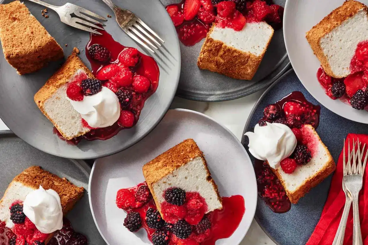 Stück Biskuitrolle mit Beeren und Sahne. Ein schnelles Dessert, das immer schmeckt.