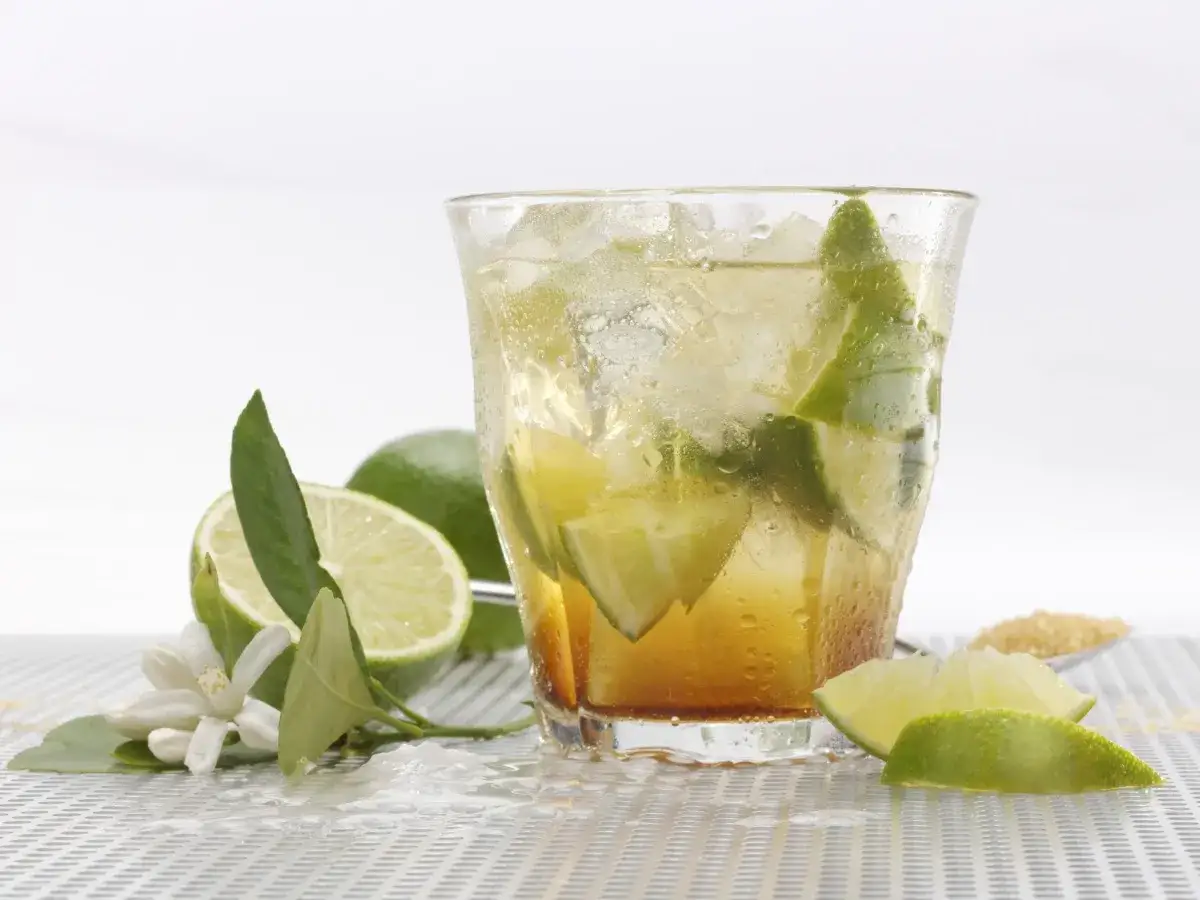 Orzeźwiający drink z limonką i lodem, idealny na upalne dni. Czy to Caipirinha czy Caipiroska?
