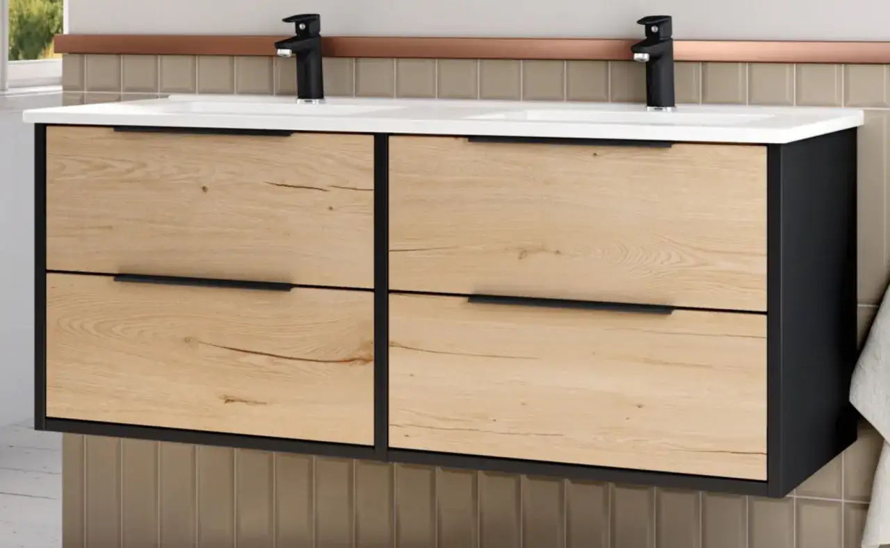 Meuble double vasque moderne avec tiroirs imitation bois clair, idéal pour créer son meuble de salle de bain personnalisé. Poignées noires.