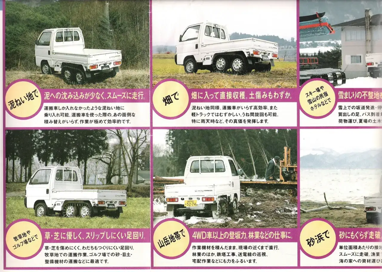 Biała Honda Acty z gąsienicami, pokonująca błotnisty teren. Idealna do trudnych warunków.