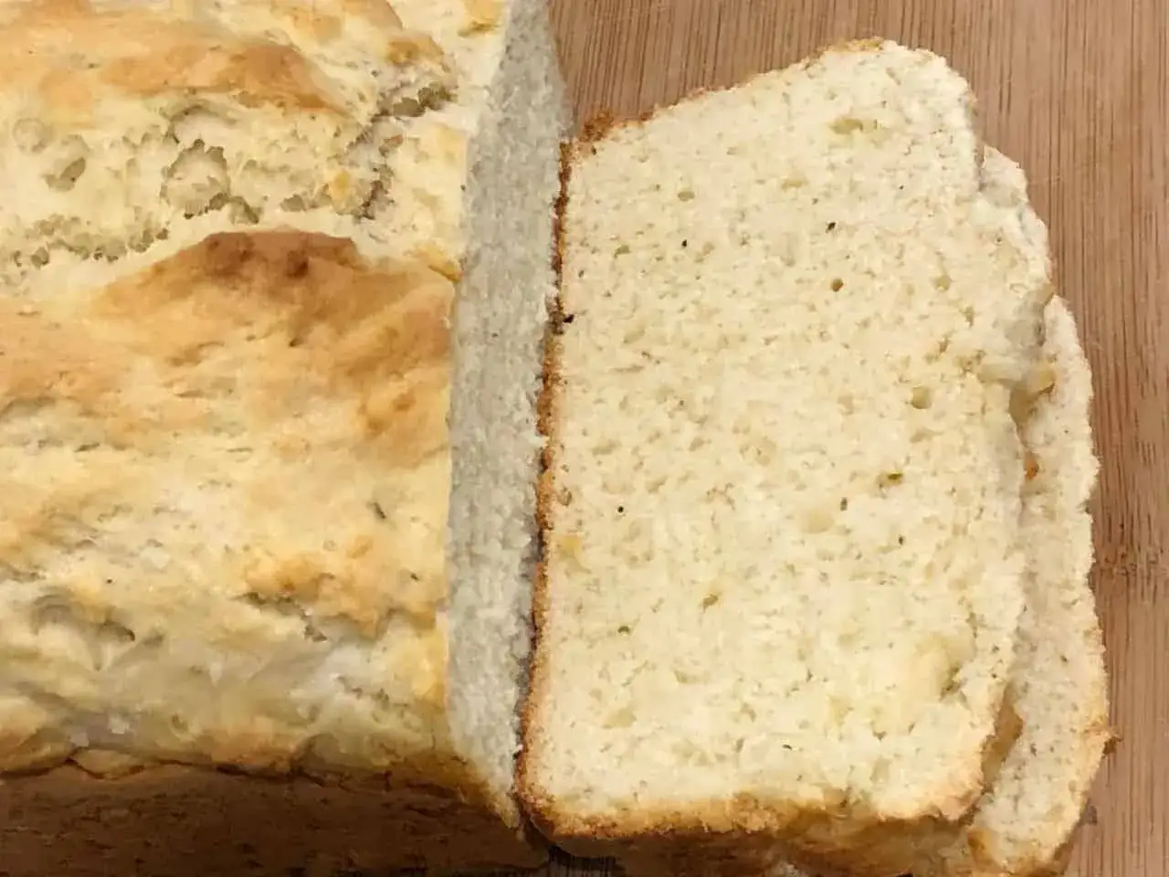 Nybakad limpa med gyllene skorpa, skuren i skivor. Perfekt f&ouml;r dig som vill baka med bakpulver ist&auml;llet f&ouml;r j&auml;st.