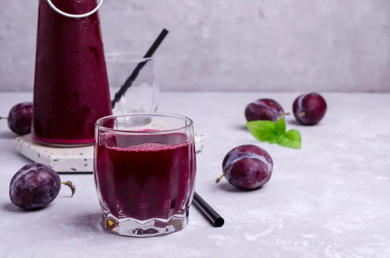 Succo di prugne, ottimo per sapere cosa bere per andare in bagno velocemente. Fresco e salutare.