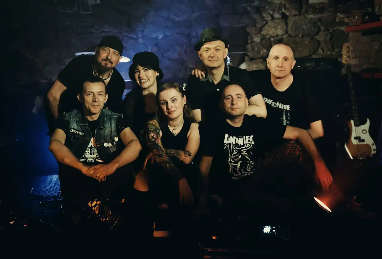 Grupa muzyczna Leniwiec w komplecie, gotowa na koncert.