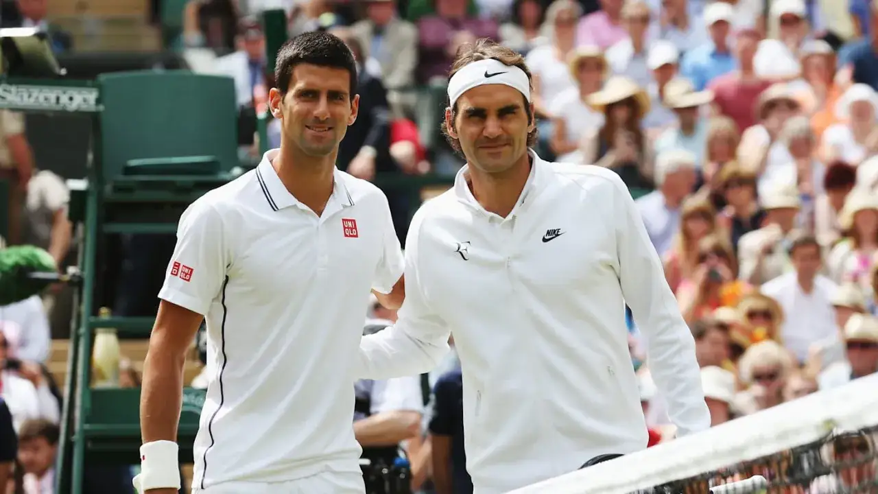 Novak Djoković i Roger Federer, dwaj tenisiści, kt&oacute;rzy przez lata rywalizowali o miano pierwszej rakiety świata, pozują do zdjęcia na Wimbledonie.