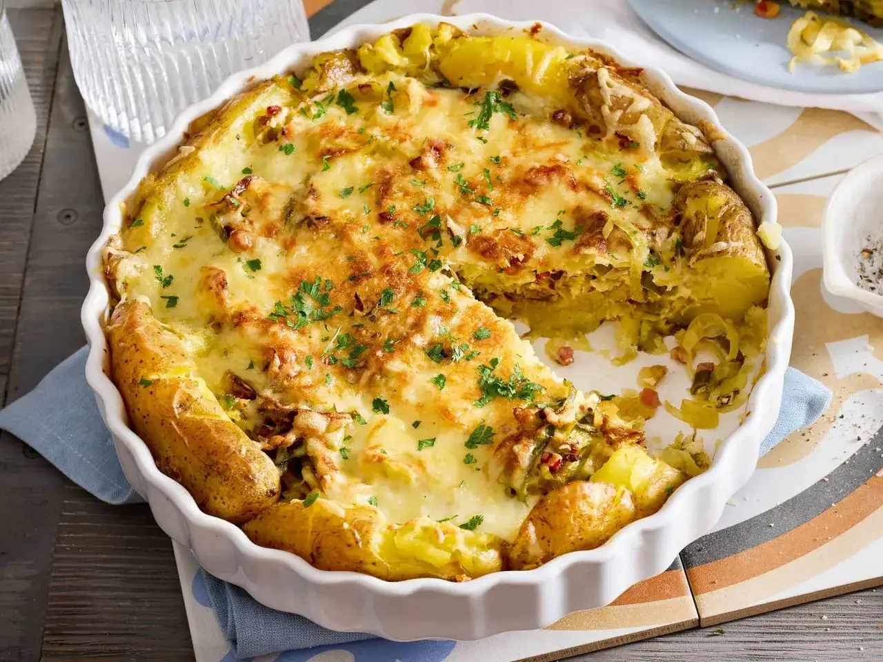 Herzhafte Kartoffel-Quiche mit geschmolzenem Käse und frischer Petersilie, ein Genuss für jeden Tag.