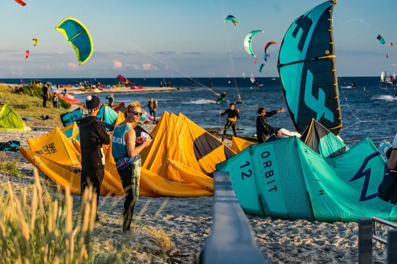 kitesurfing na wodzie, osoba z latawcem, słoneczny dzień