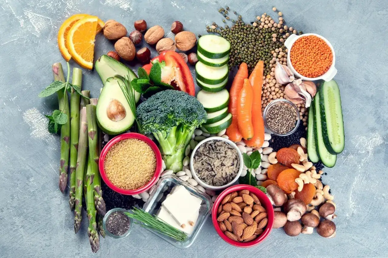Bogactwo warzyw, owoców, orzechów i nasion – idealne składniki na zdrową dietę bez mięsa.
