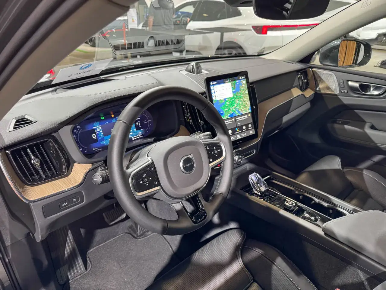Interior del volvo xc60 2026, con pantalla t&aacute;ctil central, volante multifunci&oacute;n y panel de instrumentos digital.