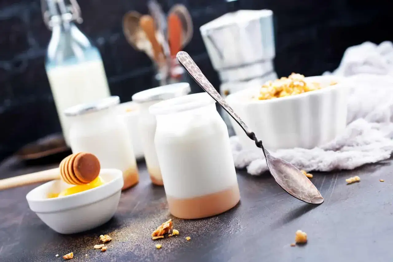 Słoiczki jogurtu naturalnego, miód i płatki. Czy jogurt naturalny a cholesterol to dobry wybór?