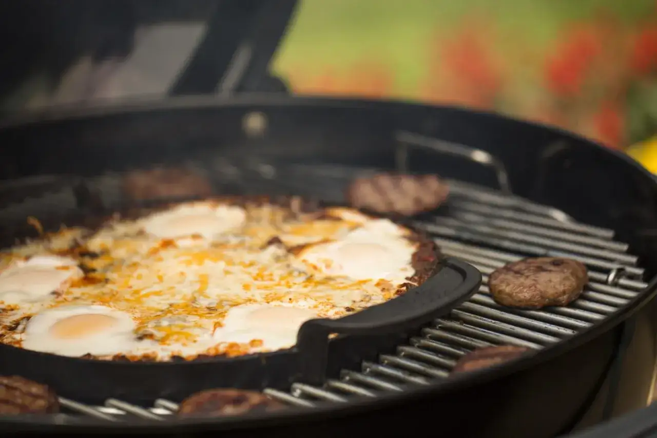 patelnia żeliwna rozgrzana do smażenia burger&oacute;w