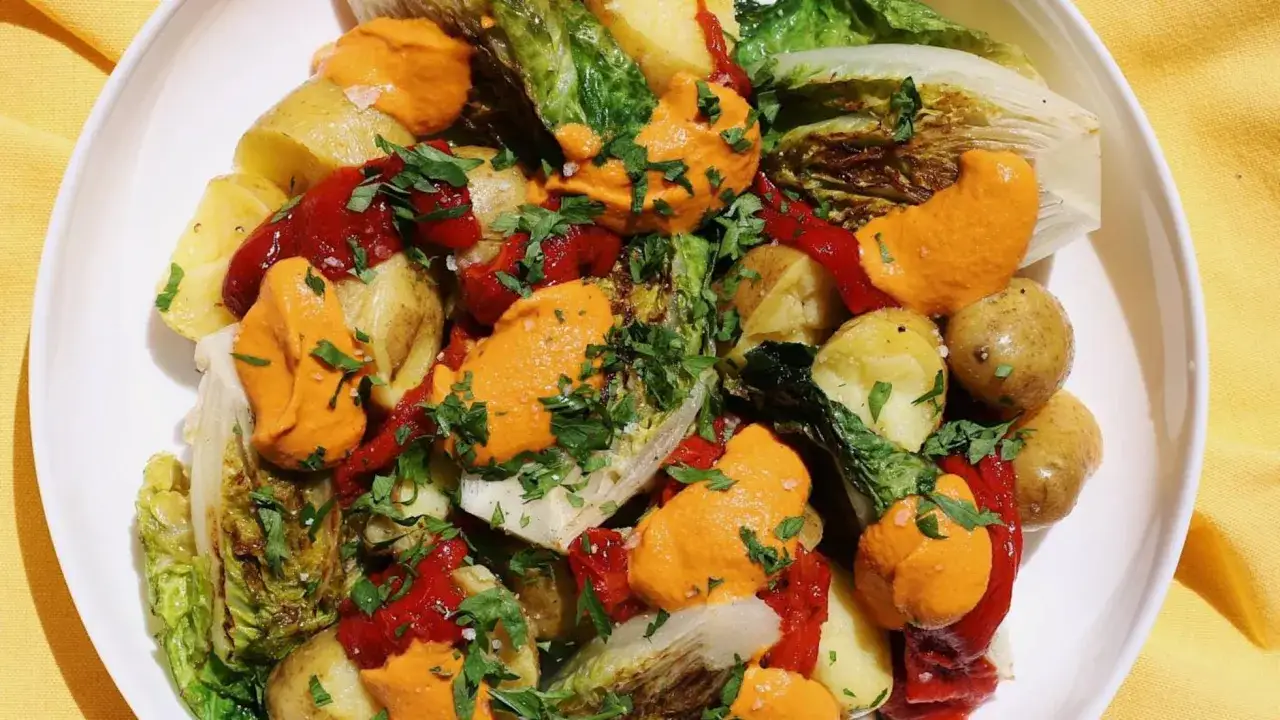 Deliciosa amanida de patata con pimientos asados, lechuga a la parrilla y un cremoso aliño de pimentón.