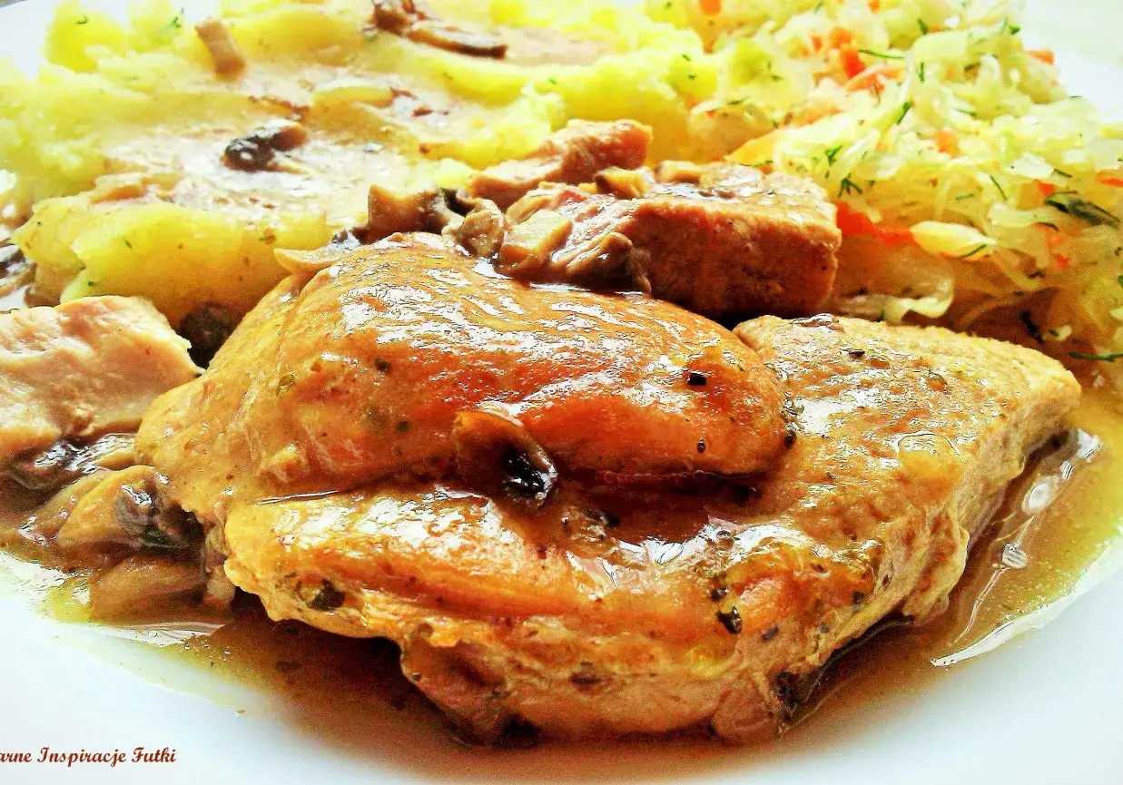 Soczysta pieczeń z szynki wieprzowej w sosie grzybowym, podana z ziemniakami i surówką. Pyszny obiad!