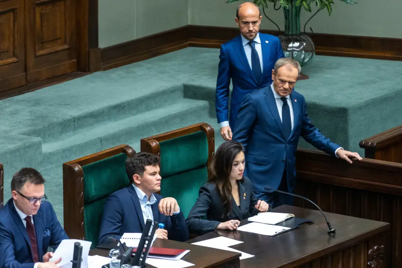 W sali sejmowej Donald Tusk i inni politycy, czy lobbysta kto to?