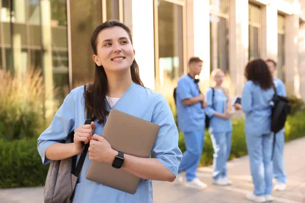Estudiante de medicina con port&aacute;til y mochila, lista para su **fp tcae**.