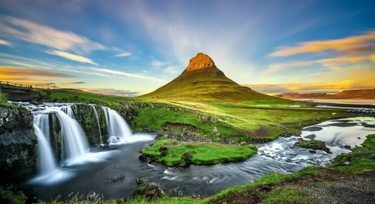 Wodospad i góra Kirkjufell na Islandii. Marzenie o podróży z jakim biurem na Islandię?