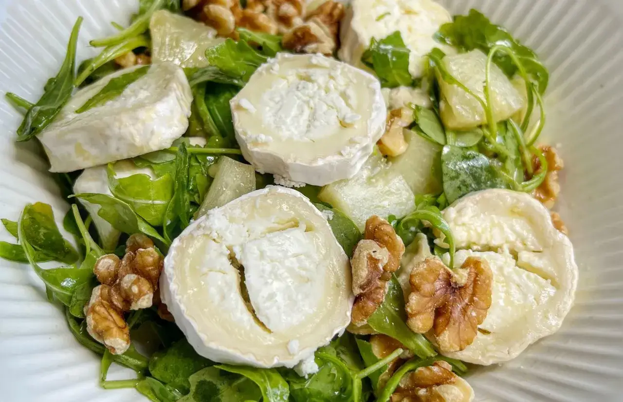 Ensalada de queso de cabra y manzana con nueces y r&uacute;cula. Fresca y deliciosa, perfecta para cualquier ocasi&oacute;n.