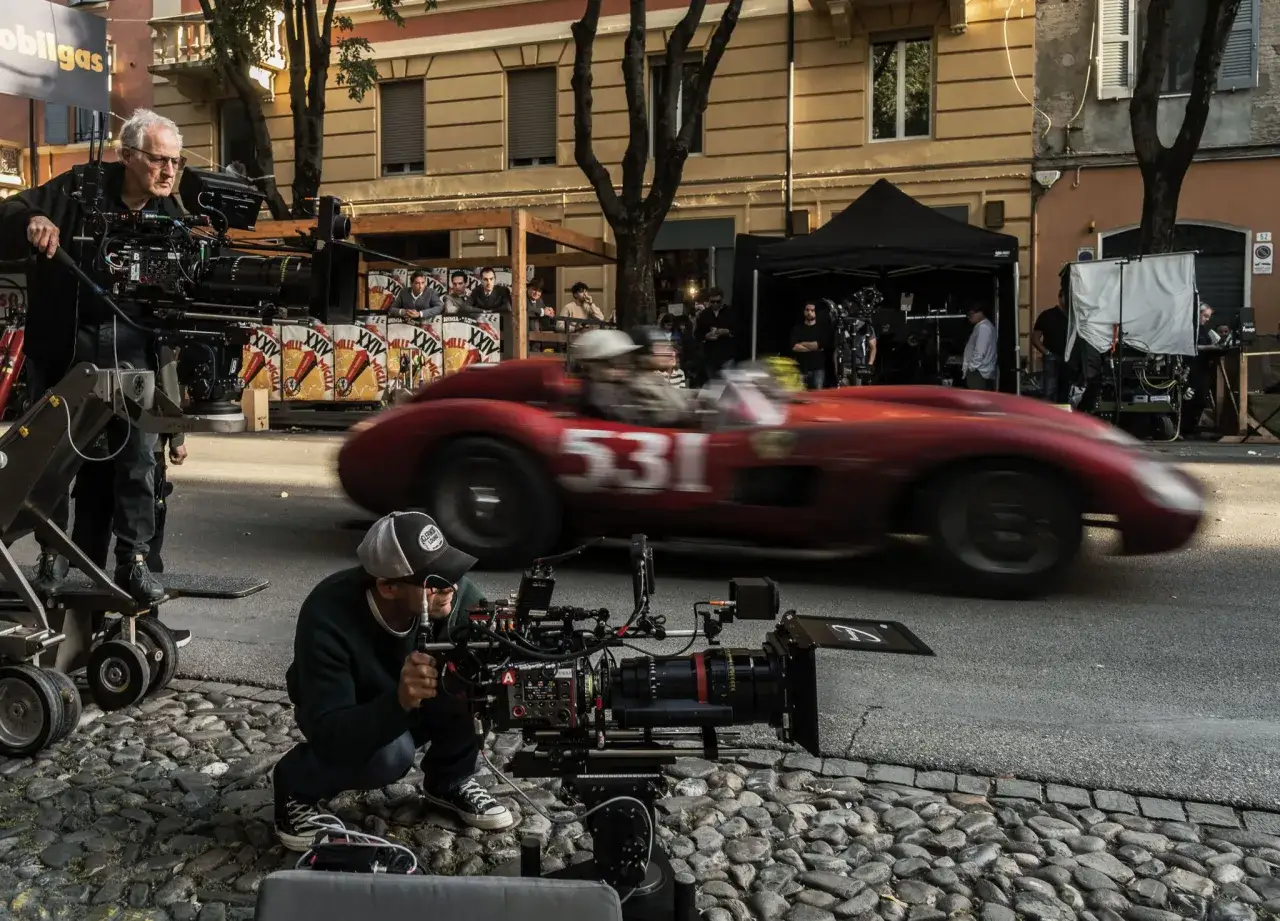 Ekipa filmowa kręci scenę z wyścigiem Ferrari. Recenzje Ferrari film zapowiadają emocje.