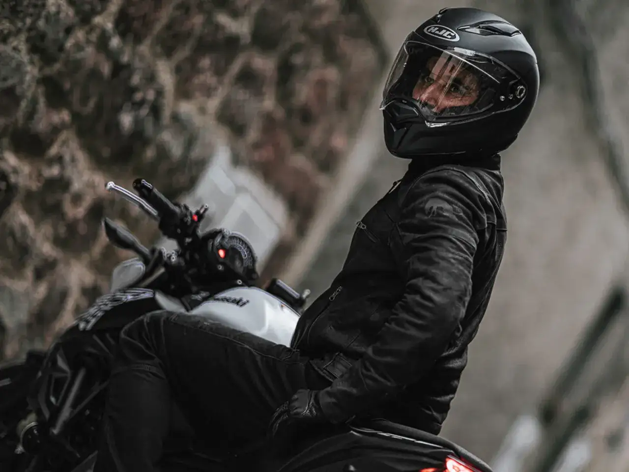 Motociclista con casco HJC F70, listo para la aventura. Opiniones positivas sobre su seguridad y comodidad.