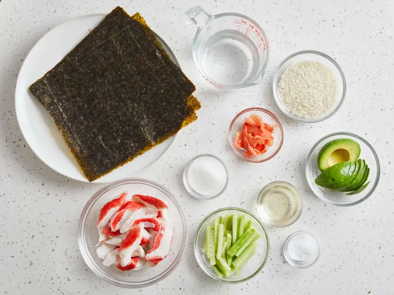 Składniki do sushi: ryż, nori, awokado, paluszki krabowe, ogórek, imbir, woda, ocet, sól. Proste jak zrobić sushi!